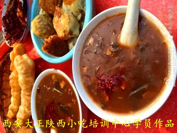 胡辣汤,又名糊辣汤,起源于河南中部,尤以周口西华县逍遥镇胡辣汤