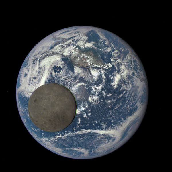 NASA公布首张地球月球近距离合影