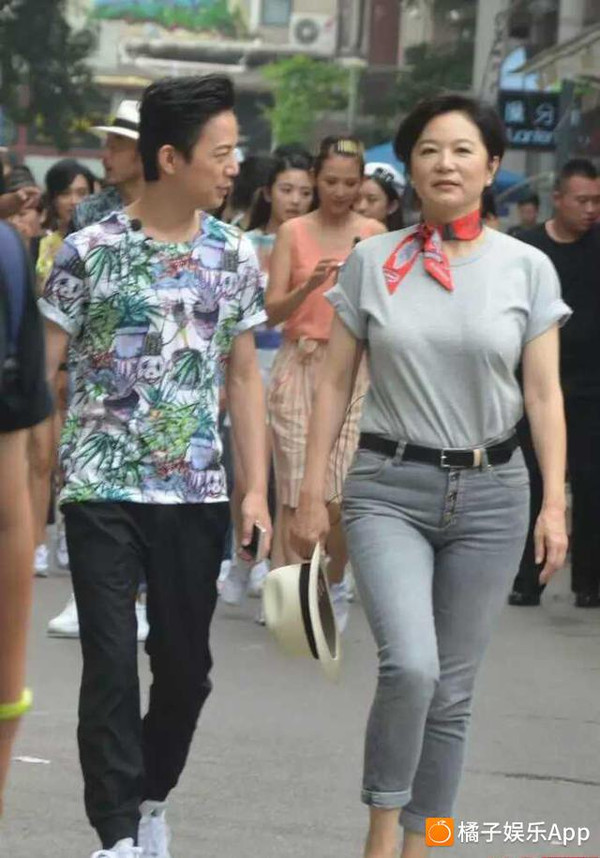 明星私服 林青霞霸气大姐大 赵丽颖牛仔裙萌萌哒