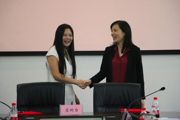贵州合石电商董事长陈格路(左)与博实火炬基金合伙人李琳(右)签约