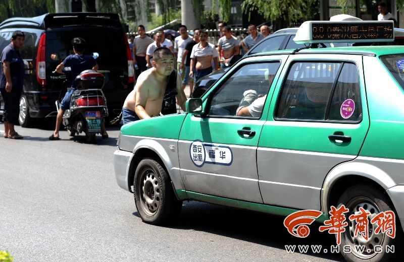 他们自称是长安的出租车驾驶员,因为对低运价不满,6日选择停运,并阻止