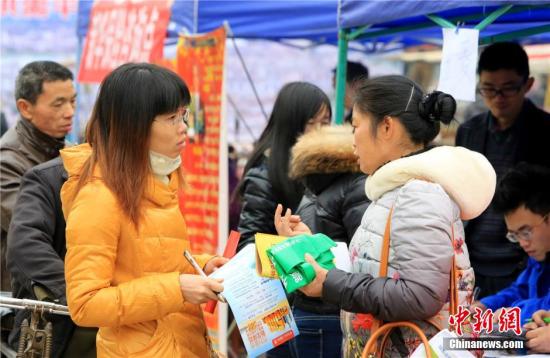 资料图：2月11日，为帮助返乡农民工在家门口就业，广西柳州市融安县举行系列农民工专场招聘会。 黄国良 摄