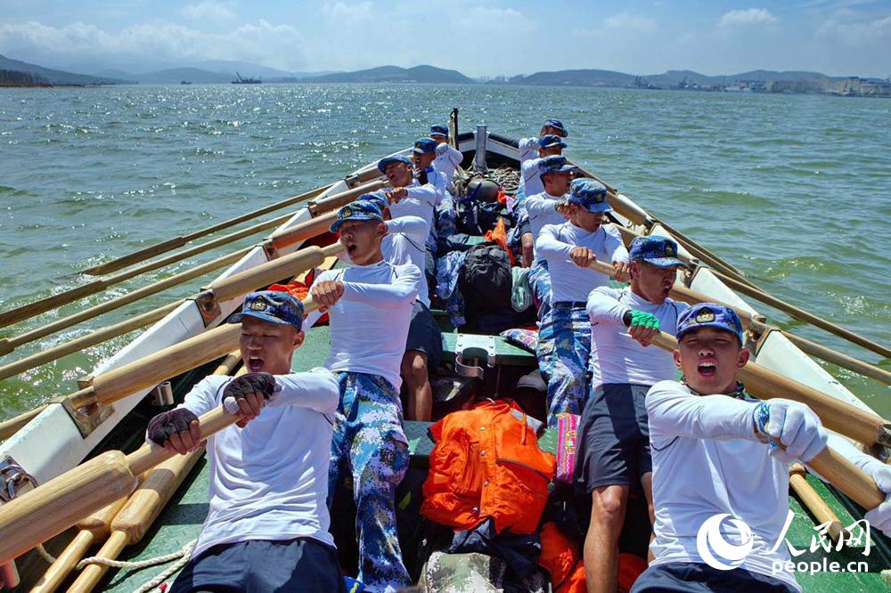 海军大连舰院横渡渤海海峡舢板邀请赛胜利闭幕(组图)