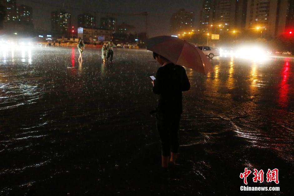 时5分发布雷电黄色预警信号,预计至21时本市大部分地区将有雷阵雨天气