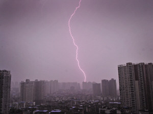 昨日,南岸区上空,一道闪电刺破乌云密布的天空