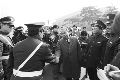 1996年,尉健行慰问长安街交警。1995年至1997年8月尉健行兼任北京市委书记。 刘英毅/CFP