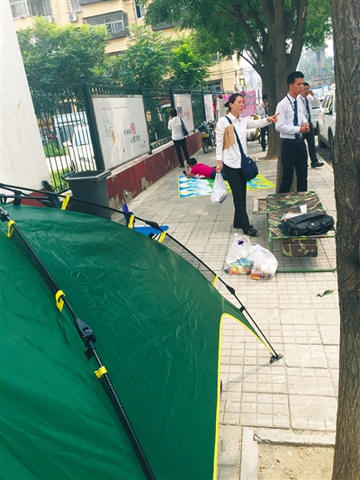 北京通州:房产中介扎帐篷排队办理公积金贷款