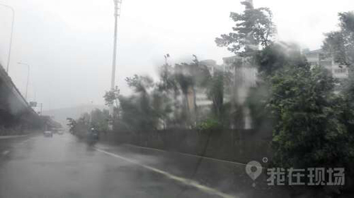 10:35 福州市区风雨交加(新华社记者胡苏)