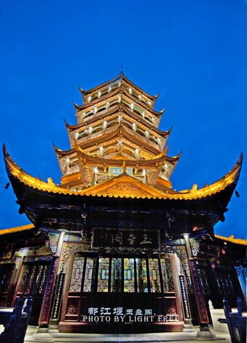 在玉垒阁俯瞰都江堰市,华灯初上,夜色朦胧,岷江水欢快地奔流着穿过
