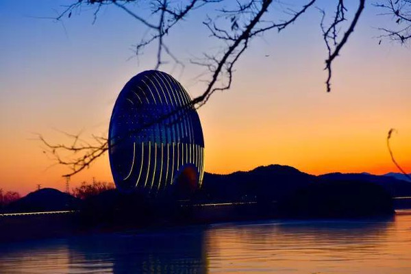 日出或夕阳是雁栖湖不能错过的风景.