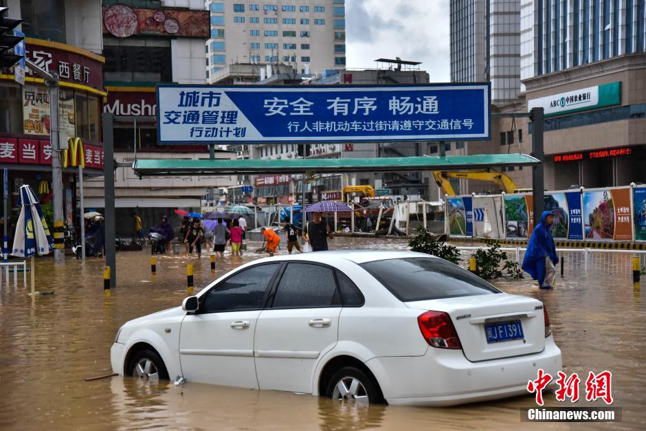 福州街头大批车辆被淹(组图),福州交巡警
