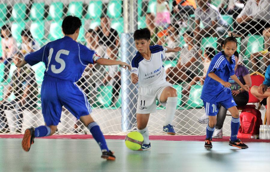 (体育)(1)足球--U-12女子五人制锦标赛:海南胜河