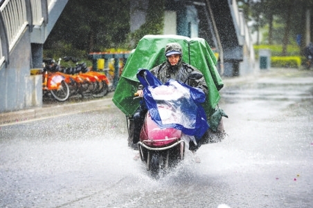 海都速递员在风雨中坚持送件入户