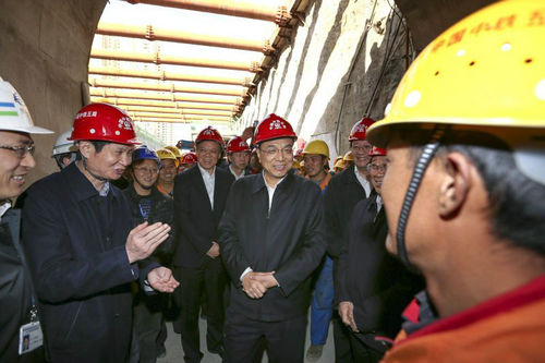 2015年2月14日，李克强来到贵阳轻轨1号线施工现场，考察城市基础设施建设。总理戴上安全帽走进隧道，询问工程进度。多数施工者来自农村，李克强称赞他们是城市功臣。他叮嘱省领导，等这条轻轨修通后，你们一定要请回这些一线建设者，乘坐首班列车。