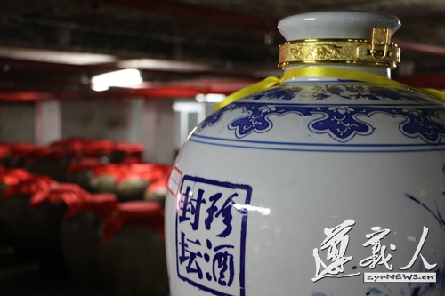 珍酒40岁生日封坛大典杜鹃青花瓷坛闪亮登场