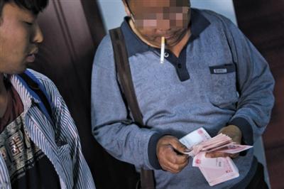 5月7日,廊坊一宾馆内,被困者挽救胜利后,老王反传团队成员收取托付人数千元用度。
