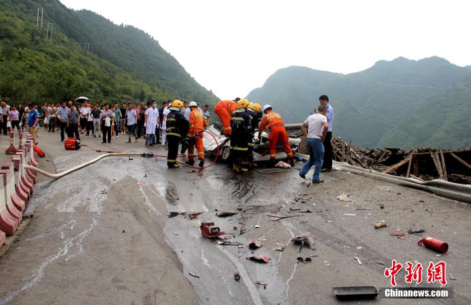该起车祸导致轿车3人遇难,1人受伤.目前,事故发生原940_610