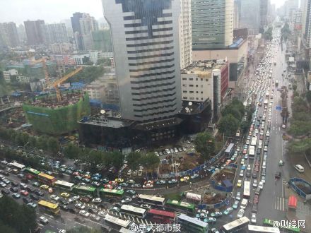 武汉出租车集体缓行游街