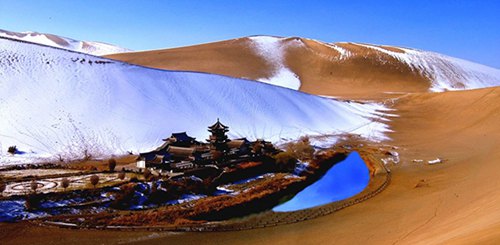 敦煌月牙泉鸣沙山雪景