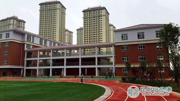 普惠园小区内配建的小学.供图