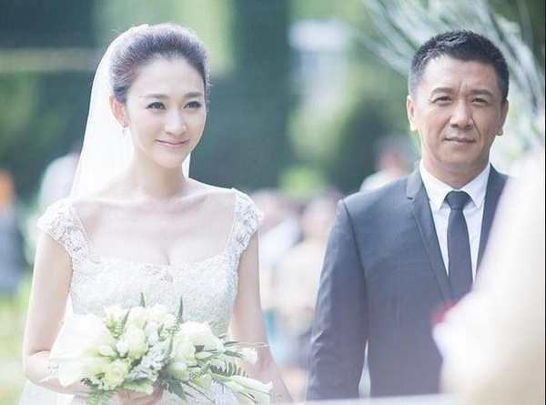 8月8日,39岁的李小冉与制片人老公徐佳宁于布鲁塞尔秘密举行婚礼