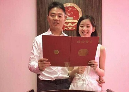 刘强东婚纱照_刘强东章泽天婚纱照(2)