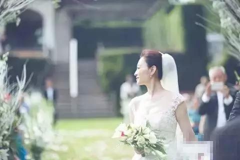 北京时间8月8日,演员李小冉在比利时举办浪漫草坪婚礼.