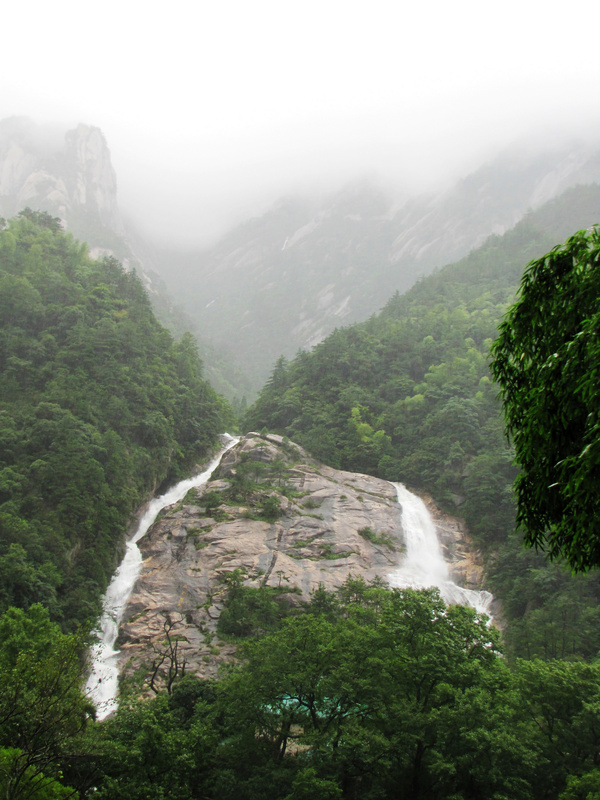 强降雨增大了景区瀑布流量,位于黄山温泉景区"人字瀑","百丈泉"恢复了