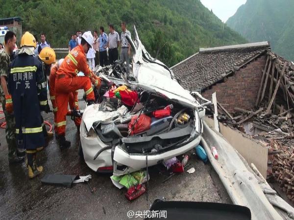 现场罐车压扁小轿车,图为事故现场四川广元一罐车逆向压扁一小轿车