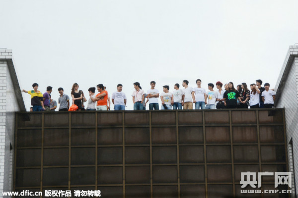 2015年8月10日上午,浙江省嘉兴市嘉善县经济开发区某电子科技公司楼顶的边缘,28名男女试图采取极端方式来解决与公司的经济纠纷。