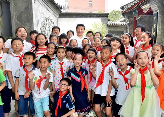 2014年5月30日，习近平来到北京市海淀区民族小学看望少年儿童。 (资料图)