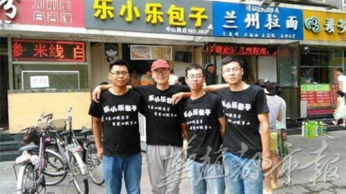 大家在一起合影