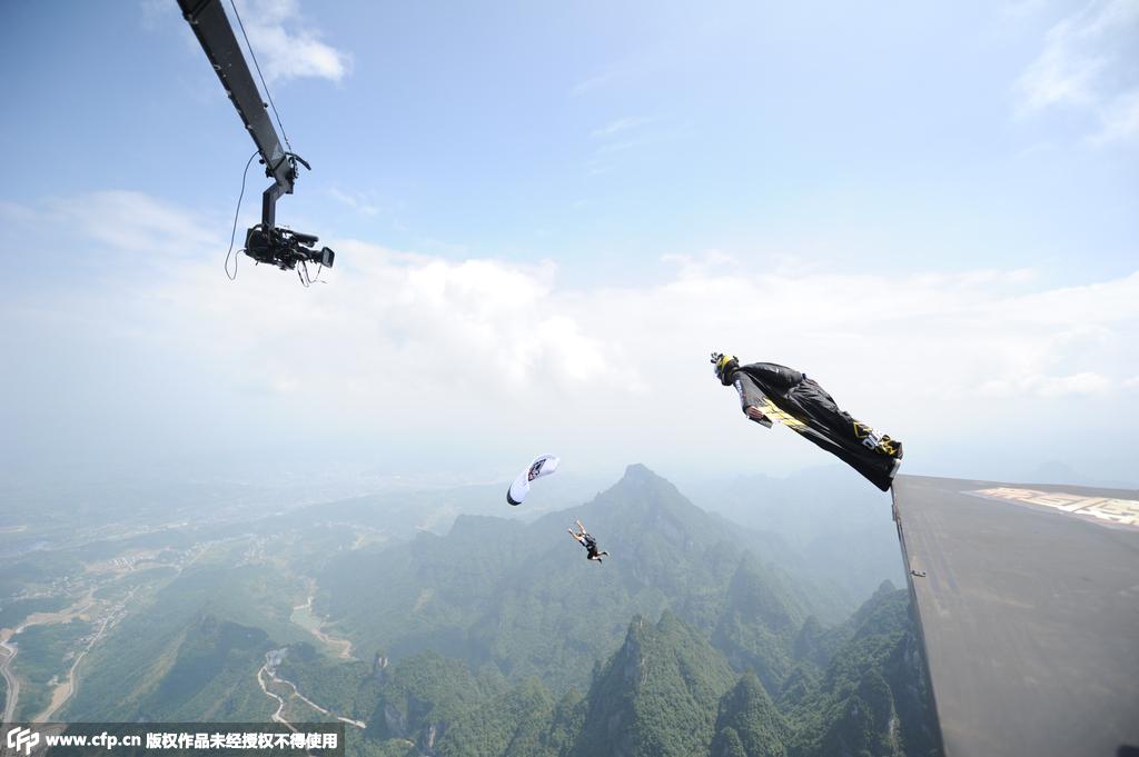 在天门山挑战"翼装飞毯"高空极限运动成功