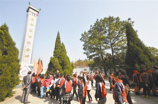 湖北日报讯 图为:在整修一新的革命烈士陵园,学生们向先烈致敬.