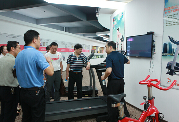 省体育局领在线杏彩体育App入口导来访军霞健身器材参观指导