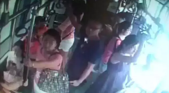 一个长相斯文、内心猥琐的年轻男子，在郑州一辆公交车上连续骚扰4个女孩。临走时，他还扇了其中一个女孩一巴掌。