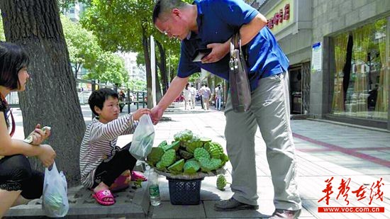 @龙哥只是个过客:当别的小朋友在吹空调的时候,她却一个人在这儿卖莲蓬,一个多月来天天如此。长沙的高温不知让她有多累,看着那个样子感觉真可怜,求大家多多买她的莲蓬。@Hi都市报