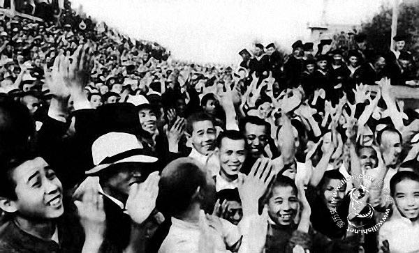 1945年苏军解放哈尔滨 中国民众夹道欢迎