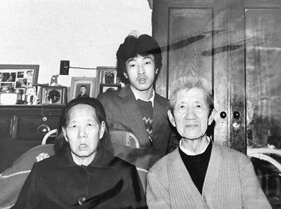 1986年小道武司回日本以后,留在国家的大儿子与国野生爸爸妈妈的合影。