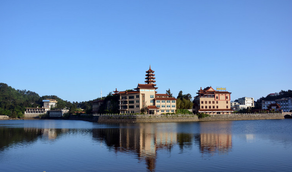 云中湖铜鼓包也叫铜鼓峰,峰顶极像一只巨大的圆鼓,山体中富含云母,在