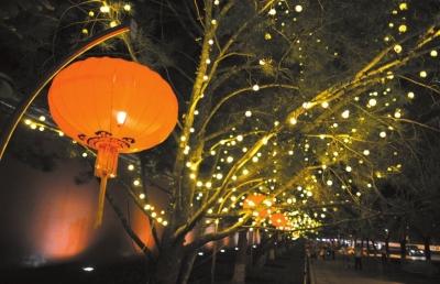 長安街沿線樹上安裝彩燈。京華時報記者 范繼文 攝