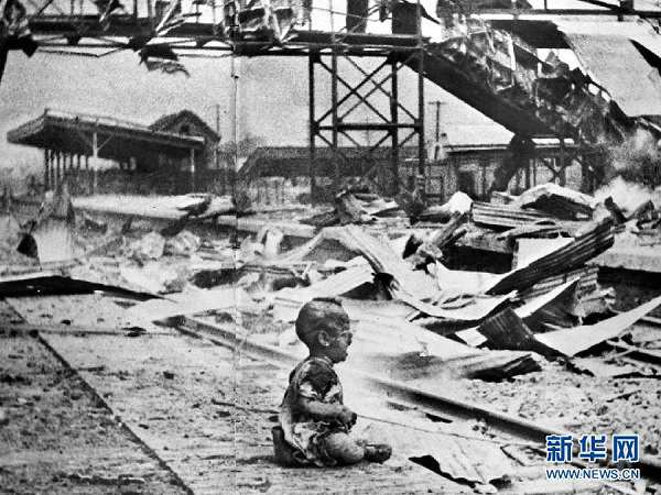 日军轰炸上海南站 [点击图片进入下一页]   1937年8月13日,淞沪会战
