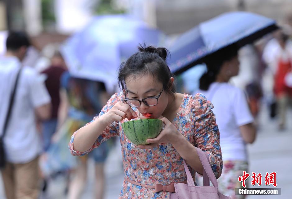 步行街上市民大口吃西瓜解暑 陈超 摄