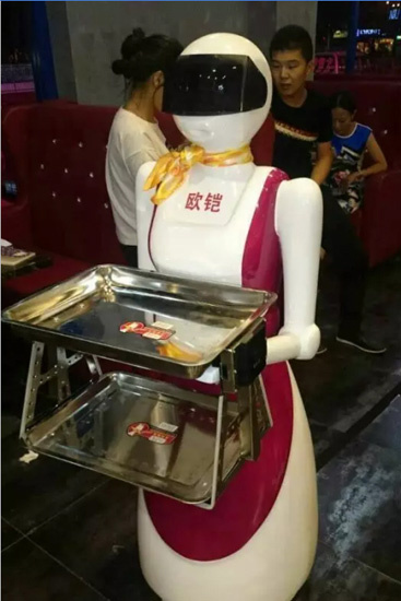 滨州:欧铠餐厅机器人 餐饮服务备受顾客好评!