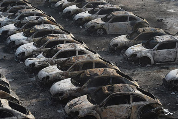 天津港口昨夜大爆炸,千余辆汽车被烧剩框架