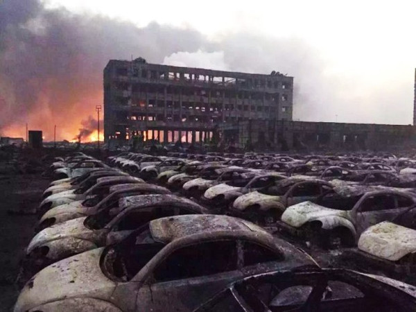 天津港口昨夜大爆炸,千余辆汽车被烧剩框架