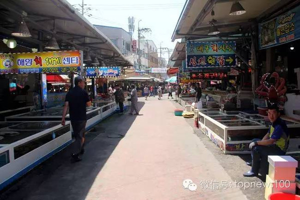 韩国浦项竹岛市场海鲜大蟹吸引眼球争引合影