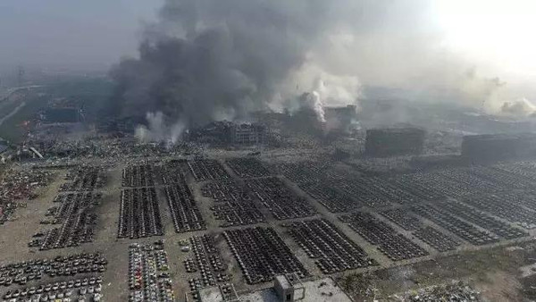 天津塘沽剧烈爆炸!数千台汽车被彻底烧毁