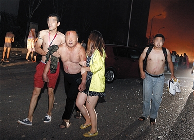 滨海新区开发区附近居民在户外避险。图/CICPHOTO