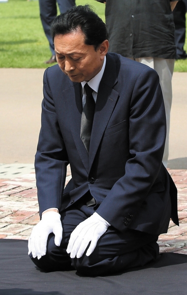 鸠山在韩国下跪致歉(图),韩国籍主帅向中国球员下跪,日本前首相鸠山